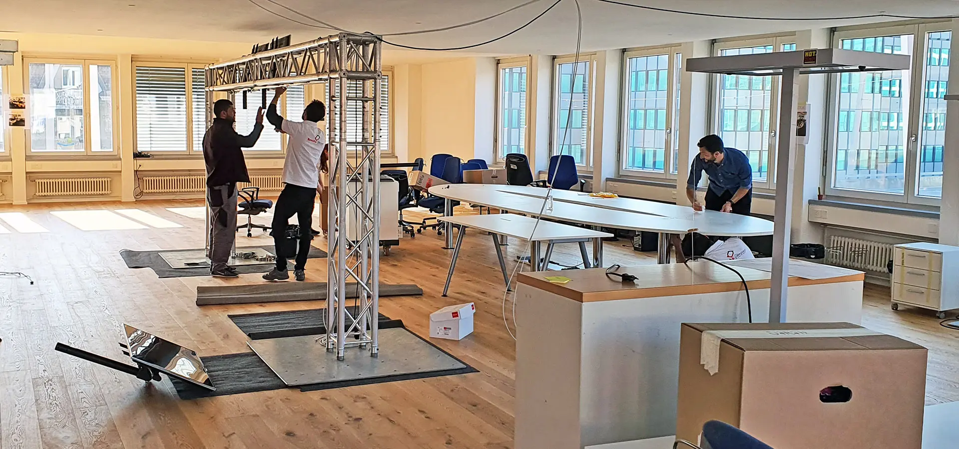 Geschäftsumzug in Zürich: Benoha-Team beim Aufbau im Büro