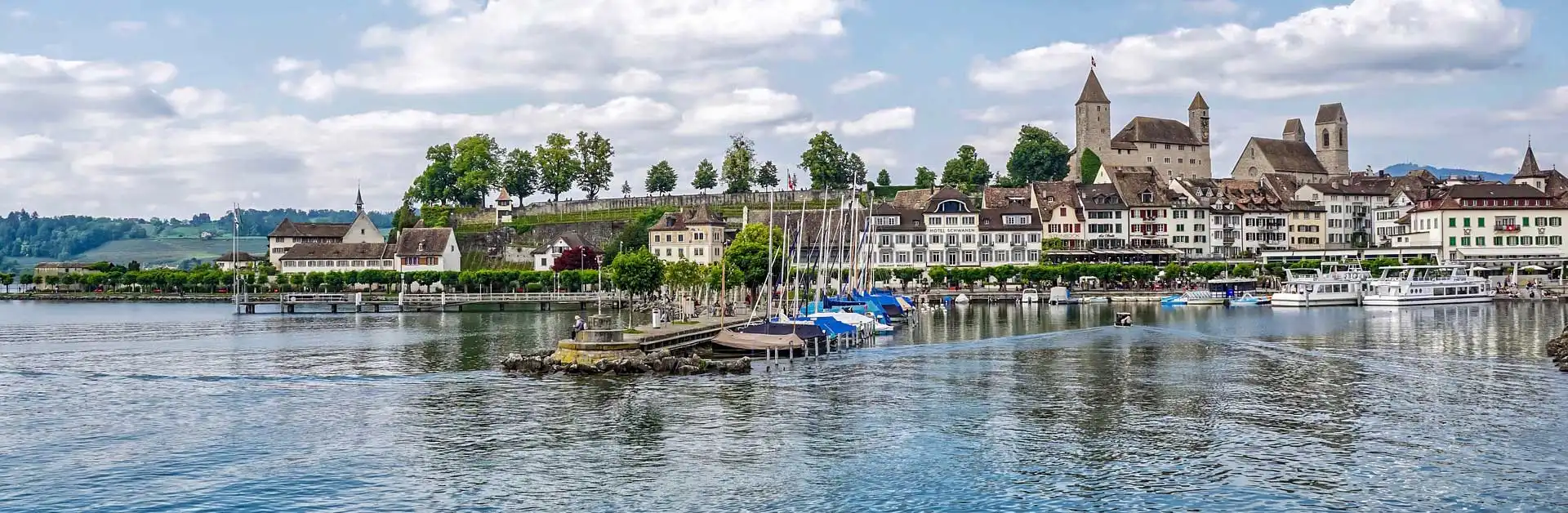 Umzug in Rapperswil-Jona: Altstadt mit Schloss und Hafen am Zürichsee